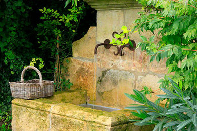 マルセイユにあるカントリー風のおしゃれな庭の噴水の写真