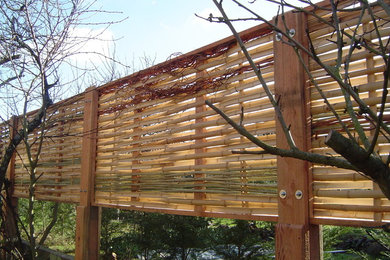 Une palissade en lames de bambous tressées