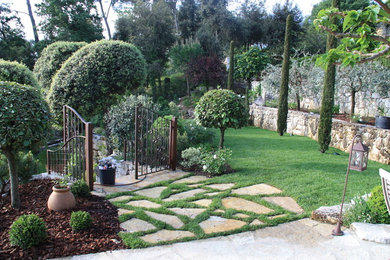 Exemple d'un grand jardin méditerranéen.