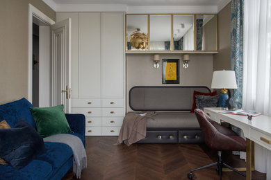 Ejemplo de despacho actual grande sin chimenea con paredes beige, suelo de madera oscura, suelo marrón y escritorio independiente