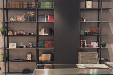 На фото: большой домашняя библиотека в стиле модернизм с серыми стенами, паркетным полом среднего тона, встроенным рабочим столом и бежевым полом с