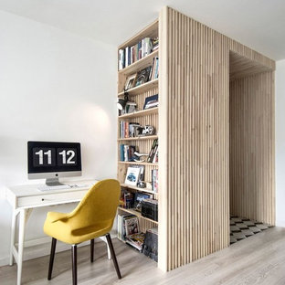 Idées déco pour un petit bureau scandinave avec un mur blanc, sol en stratifié et un sol gris.