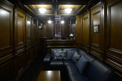 На фото: кабинет среднего размера в классическом стиле с коричневыми стенами