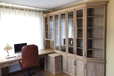 モスクワにあるトランジショナルスタイルのおしゃれなホームオフィス・書斎の写真