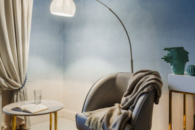 На фото: кабинет с синими стенами, полом из ламината и отдельно стоящим рабочим столом