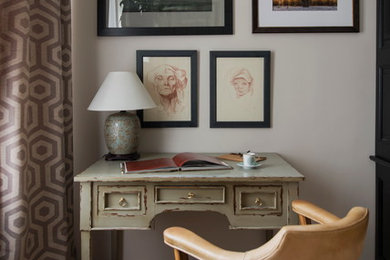 Diseño de despacho ecléctico de tamaño medio con paredes grises, suelo de madera clara, escritorio independiente y suelo beige