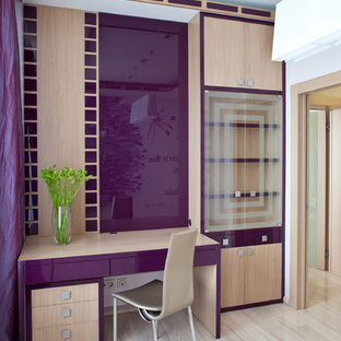 Idées déco pour un bureau contemporain avec un sol en bois clair et un bureau indépendant.