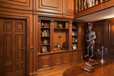 На фото: кабинет среднего размера в классическом стиле