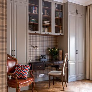 Réalisation d'un bureau tradition de taille moyenne avec un mur gris, un sol en bois brun, un bureau indépendant et un sol jaune.