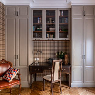 Inspiration pour un bureau traditionnel de taille moyenne avec un sol en bois brun, un bureau indépendant, un sol marron et un mur marron.