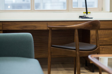 Идея дизайна: рабочее место среднего размера в современном стиле с серыми стенами, светлым паркетным полом и отдельно стоящим рабочим столом