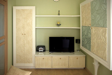他の地域にあるモダンスタイルのおしゃれなホームオフィス・書斎 (緑の壁、ラミネートの床、造り付け机、ベージュの床) の写真