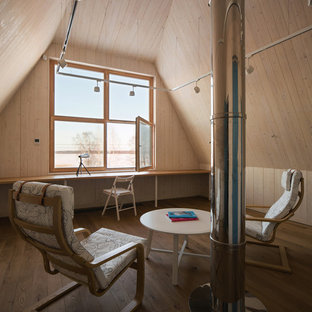 Cette image montre un bureau chalet de taille moyenne et de type studio avec un mur blanc, un sol en bois brun, un bureau intégré et un sol jaune.