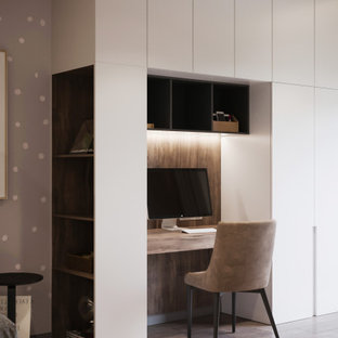 Foto de despacho contemporáneo, de tamaño medio, con paredes beige, suelo de madera en tonos medios y suelo beige