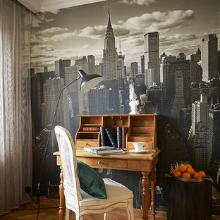 Klassisches Arbeitszimmer mit Arbeitsplatz, braunem Holzboden, freistehendem Schreibtisch und orangem Boden in Moskau