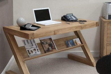 Diseño de despacho contemporáneo de tamaño medio sin chimenea con escritorio independiente