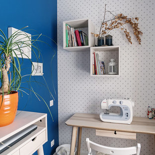 Idee per una piccola stanza da lavoro scandinava con pareti multicolore e scrivania autoportante