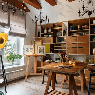 Inredning av ett modernt hemmastudio, med flerfärgade väggar, klinkergolv i porslin, ett fristående skrivbord och brunt golv