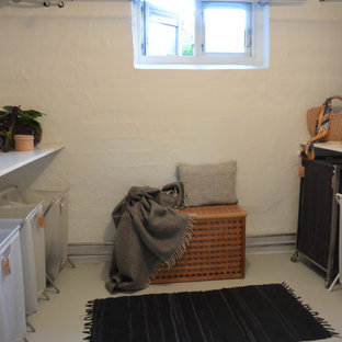 Exemple d'un petit sous-sol scandinave semi-enterré avec un mur blanc, béton au sol et un sol gris.