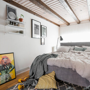 Aménagement d'un petit sous-sol scandinave avec un mur blanc, un sol en bois brun et un sol marron.