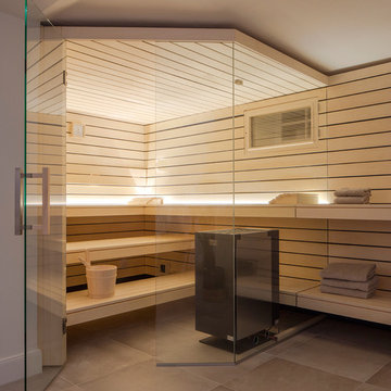 Design-Sauna mit großzügiger Glasfront und herausgezogenen Bänken