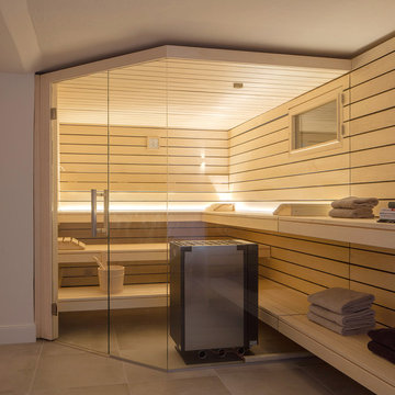 Sauna: Design-Sauna mit großer Glasfront und herausgezogenen Bänken