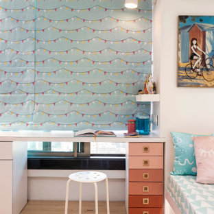 Foto di una cameretta per bambini contemporanea con pareti bianche, parquet chiaro e pavimento beige