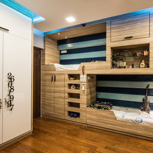 Neutrales, Kleines Modernes Jugendzimmer mit Schlafplatz, weißer Wandfarbe, braunem Boden und braunem Holzboden in Mumbai