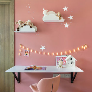 Immagine di una cameretta per bambini contemporanea con pareti rosa, parquet chiaro e pavimento beige