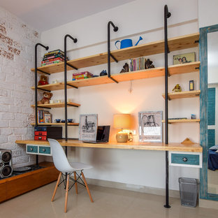 Imagen de habitación infantil unisex de 4 a 10 años, urbana, con escritorio, paredes blancas y suelo beige