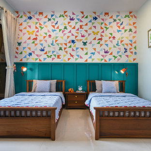Idee per una cameretta da letto chic con pareti multicolore, pavimento beige, boiserie e carta da parati