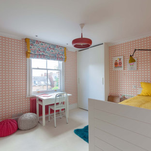 Inspiration för små moderna flickrum kombinerat med sovrum och för 4-10-åringar, med rosa väggar, heltäckningsmatta och vitt golv