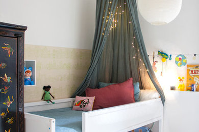 Diseño de habitación de niña moderna con paredes blancas, suelo de madera en tonos medios y suelo marrón