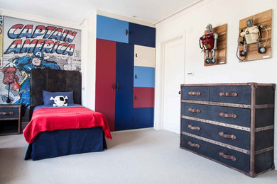 Cette image montre une chambre de garçon minimaliste.