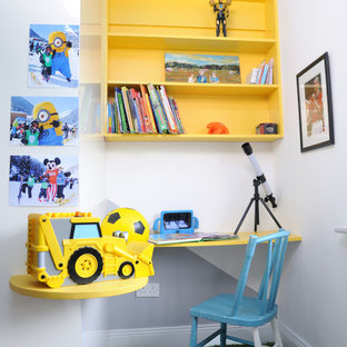 Exempel på ett litet modernt pojkrum kombinerat med skrivbord och för 4-10-åringar, med vita väggar och grönt golv