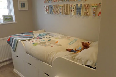Modelo de dormitorio infantil de 4 a 10 años minimalista pequeño con paredes grises y moqueta