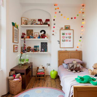 Foto di una cameretta da letto vittoriana con pareti bianche e pavimento in legno massello medio