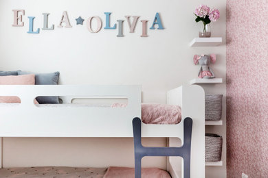 Ejemplo de dormitorio infantil de 4 a 10 años romántico de tamaño medio con paredes rosas, moqueta y suelo beige