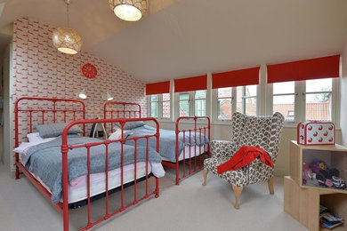 Klassisches Kinderzimmer mit Schlafplatz, bunten Wänden und Teppichboden in Sonstige