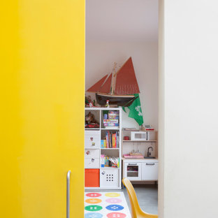Foto di una stanza dei giochi da 4 a 10 anni contemporanea di medie dimensioni con pareti bianche, pavimento in cemento e pavimento grigio