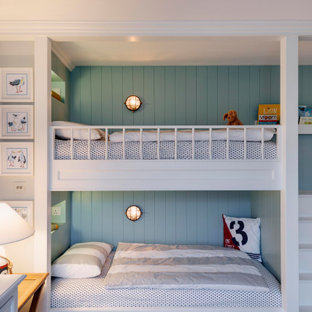 Foto di una cameretta per bambini da 1 a 3 anni stile marinaro di medie dimensioni con pareti multicolore, pavimento in legno massello medio, pavimento marrone, soffitto ribassato e pannellatura