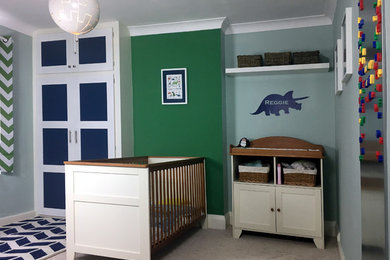 Imagen de dormitorio infantil clásico renovado de tamaño medio