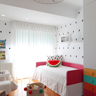 Foto di una cameretta per bambini da 1 a 3 anni stile marinaro di medie dimensioni con pareti bianche e pavimento in laminato