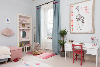 Inspiration pour une chambre de fille de 4 à 10 ans traditionnelle avec un bureau, un mur bleu, moquette et un sol beige.
