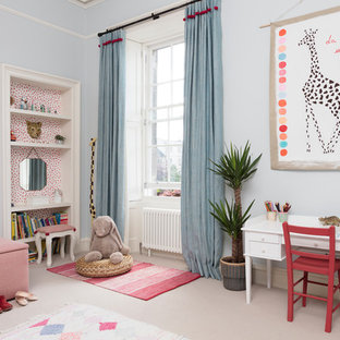 Diseño de habitación de niña de 4 a 10 años, tradicional, con escritorio, paredes azules, moqueta y suelo beige