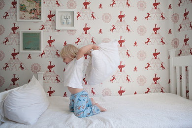 ケントにあるお手頃価格の中くらいなコンテンポラリースタイルのおしゃれな子供部屋 (白い壁、濃色無垢フローリング) の写真