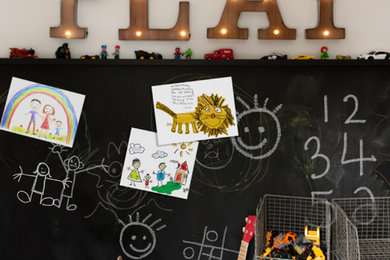 Idée de décoration pour une petite chambre d'enfant de 1 à 3 ans urbaine avec un mur blanc.