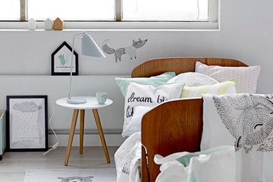 Diseño de dormitorio infantil de 4 a 10 años escandinavo pequeño con paredes blancas y suelo de madera pintada