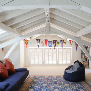 Aménagement d'une chambre d'enfant campagne avec un mur blanc et moquette.