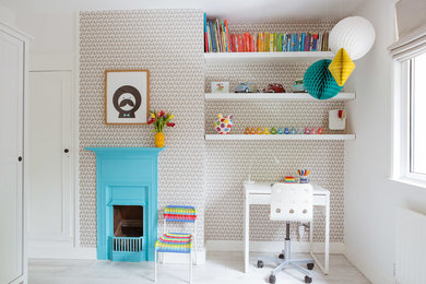 Bild på ett mellanstort skandinaviskt könsneutralt barnrum för 4-10-åringar och kombinerat med skrivbord, med vita väggar, laminatgolv och vitt golv